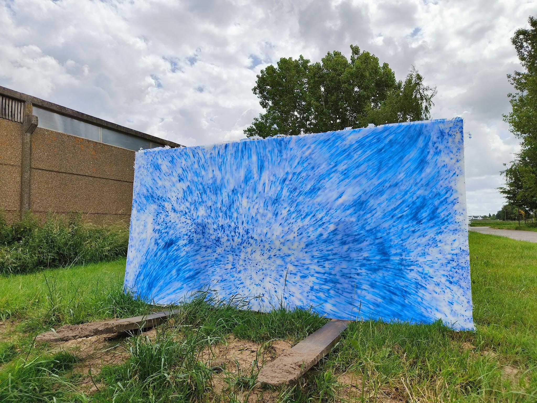 photo d'un panneau plastique bleu