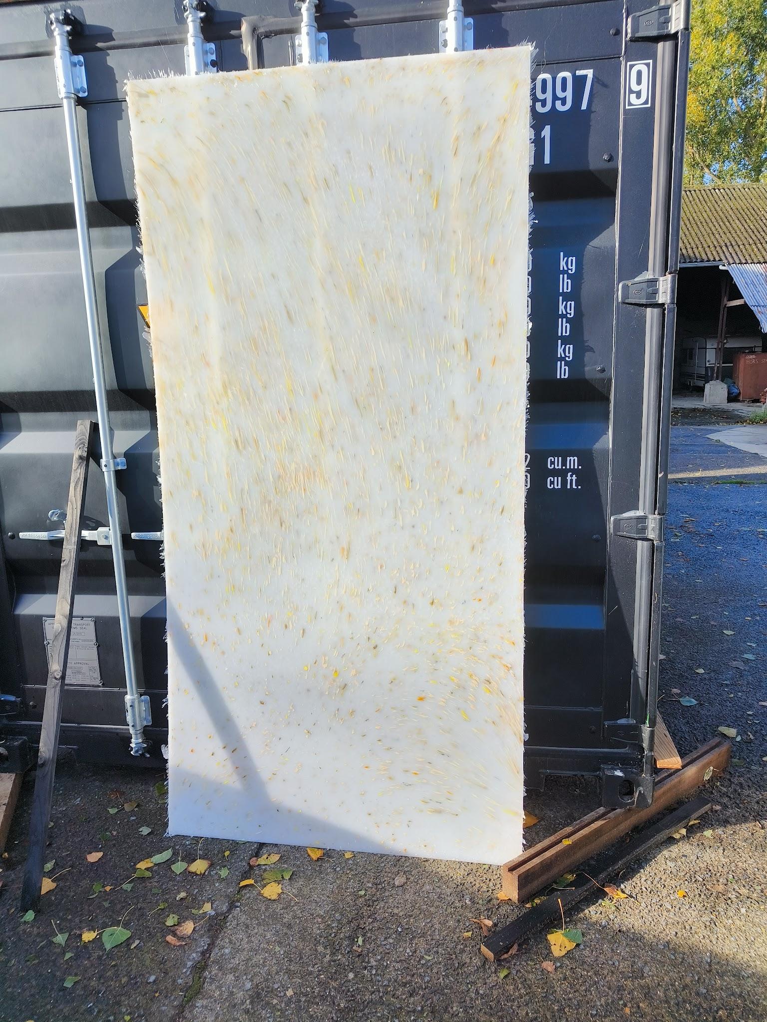 photo d'un panneau plastique blanc et jaune moucheté