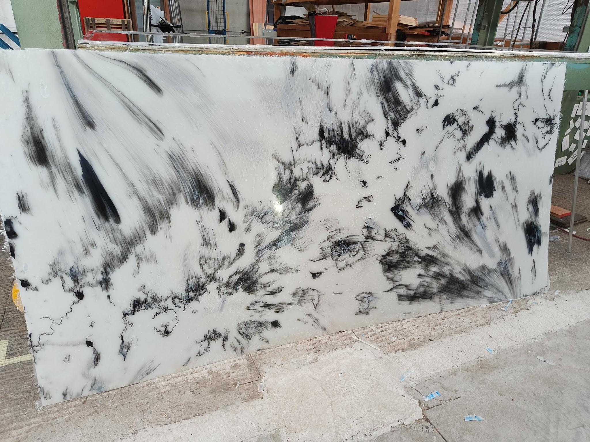 photo d'un panneau plastique noir et blanc