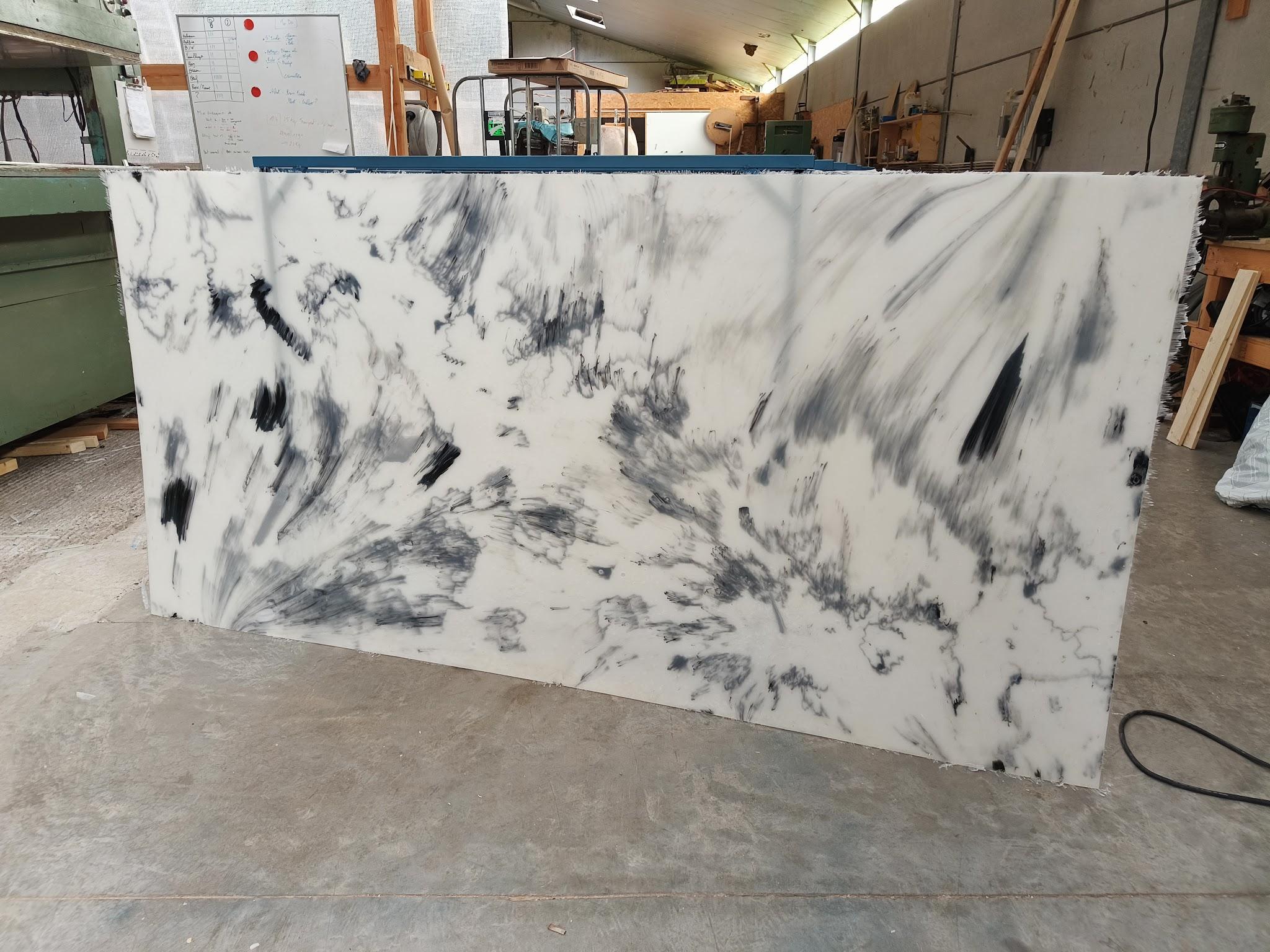 photo d'un panneau plastique noir et blanc