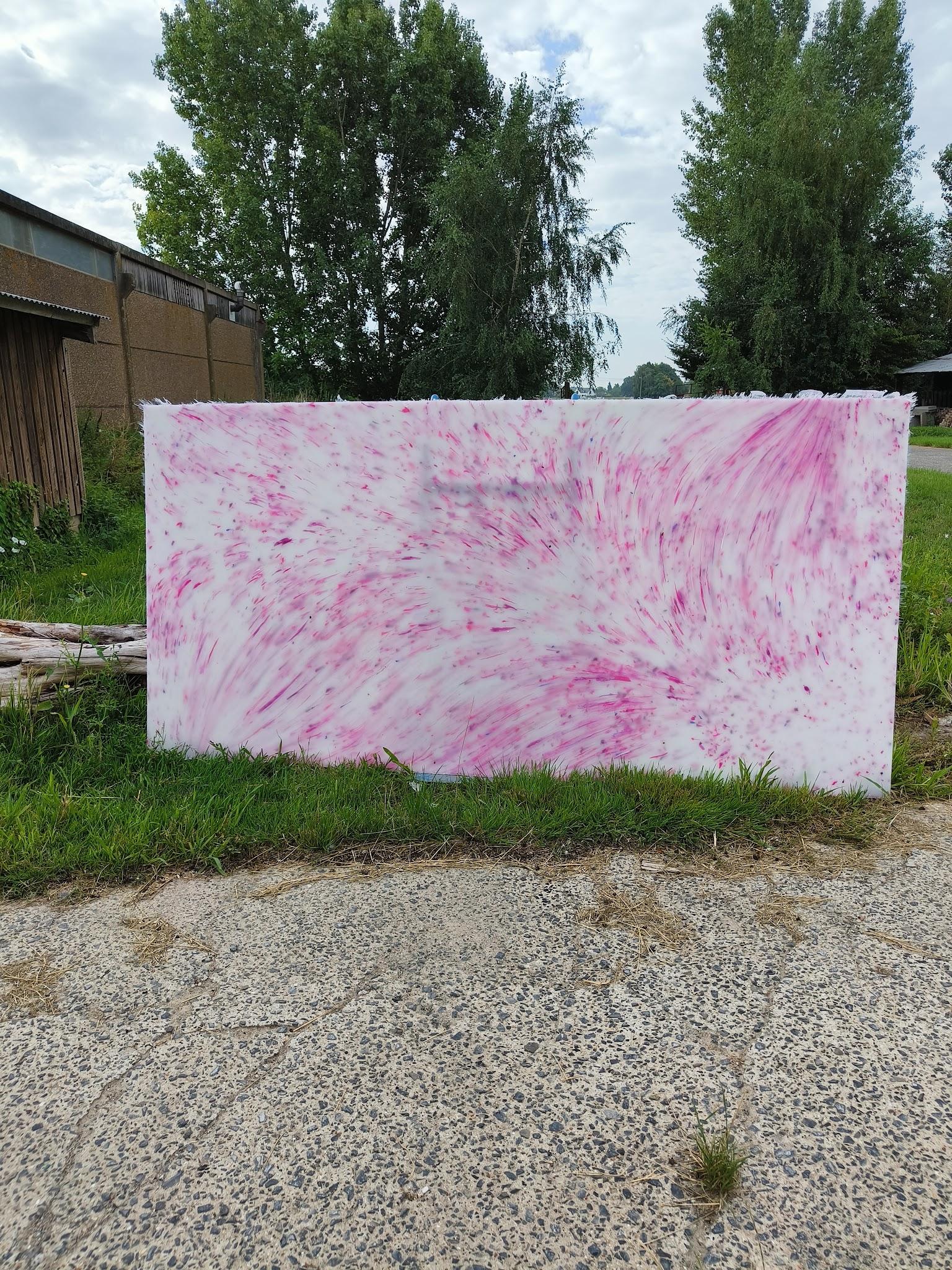 photo d'un panneau plastique rose te blanc