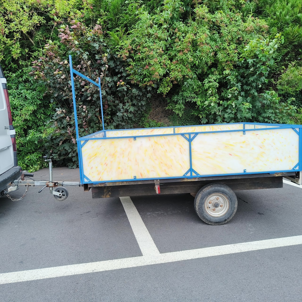 Remorque Photo d'une remorque faite a partie de panneaux plastiques